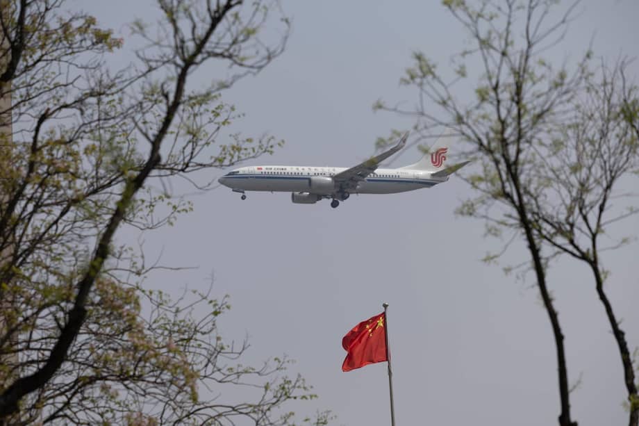 China impone restricciones de viaje a empleados públicos: retiene pasaportes, limita salidas al extranjero y refuerza control ideológico.