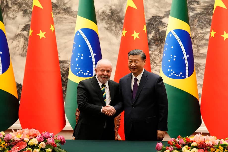 El presidente de Brasil, Luiz Inácio Lula da Silva (izquierda), le da la mano al presidente de China, Xi Jinping, después de una ceremonia de firma celebrada en el Gran Salón del Pueblo en Beijing, China.