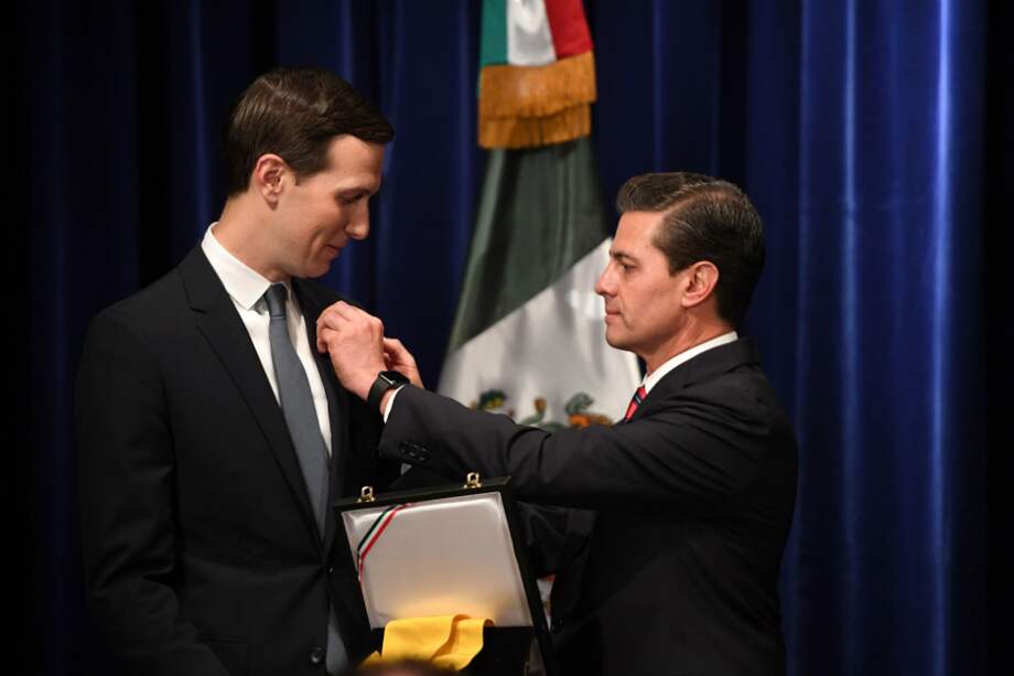 El yerno de Donald Trump, Jared Kushner, fue recibido por el presidente saliente de México, Enrique Peña Nieto. / AFP