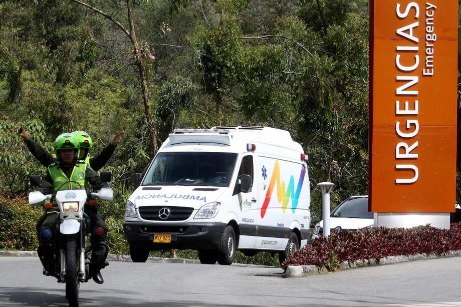 Ambulancia en la que fue retirado del centro hospitalario colombiano el portero Jackson Follman. / EFE