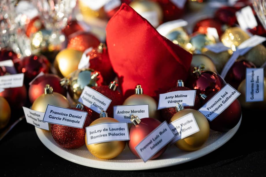 Adornos navideños con los nombres de presos políticos durante una manifestación en Caracas, Venezuela.