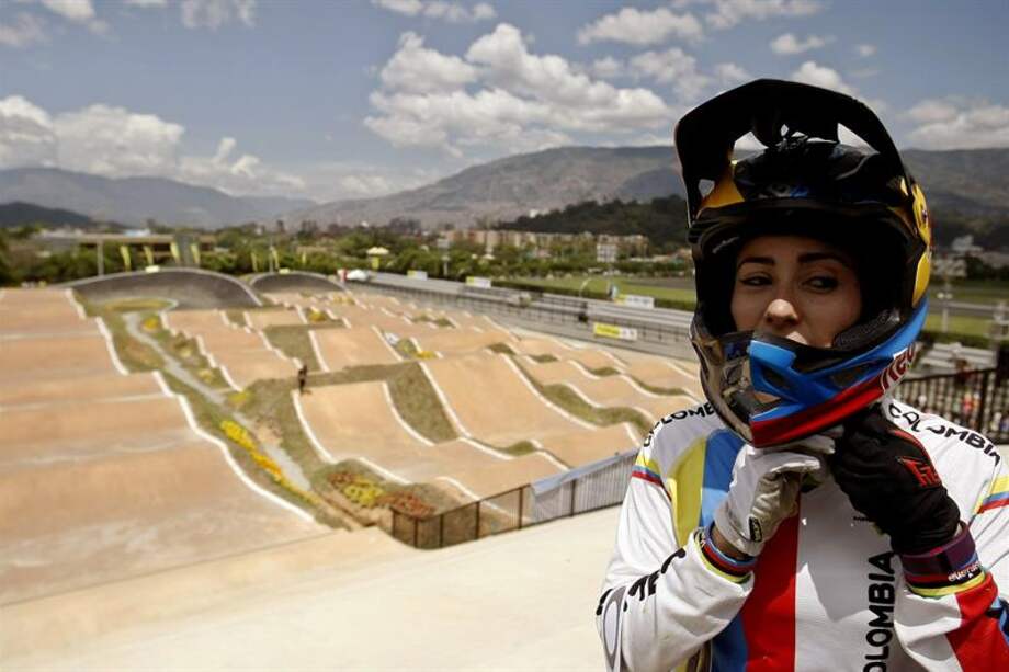 Santos inauguró en Medellín la Pista de bicicross Mariana Pajón
