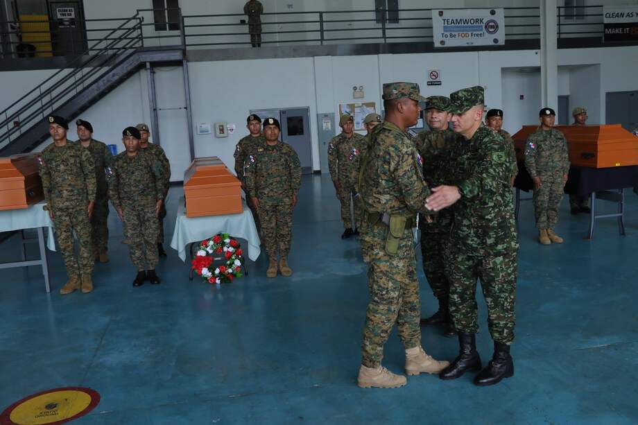 Momento de la entrega de los cuerpos por parte de las autoridades panameñas./ Ejército.