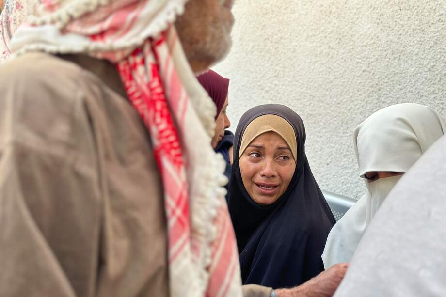 Familiares de las víctimas acuden a la morgue del Hospital al Shifa, después de que al menos 31 palestinos murieran durante la madrugada de este lunes.