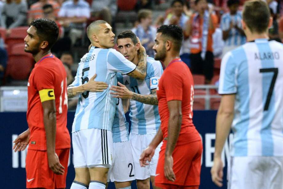 Leandro Paredes celebra con Ángel di María uno de los tantos con los que Argentina goleó este martes a Singapur. / AFP