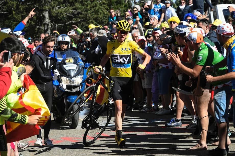 A Froome le tocó cargar su bicicleta. / AFP