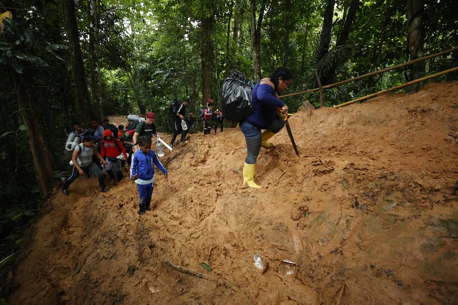 Migrantes venezolanos suben una montaña con la intención de llegar a Panamá, el 8 de octubre de 2022 en el Tapón del Darién.
