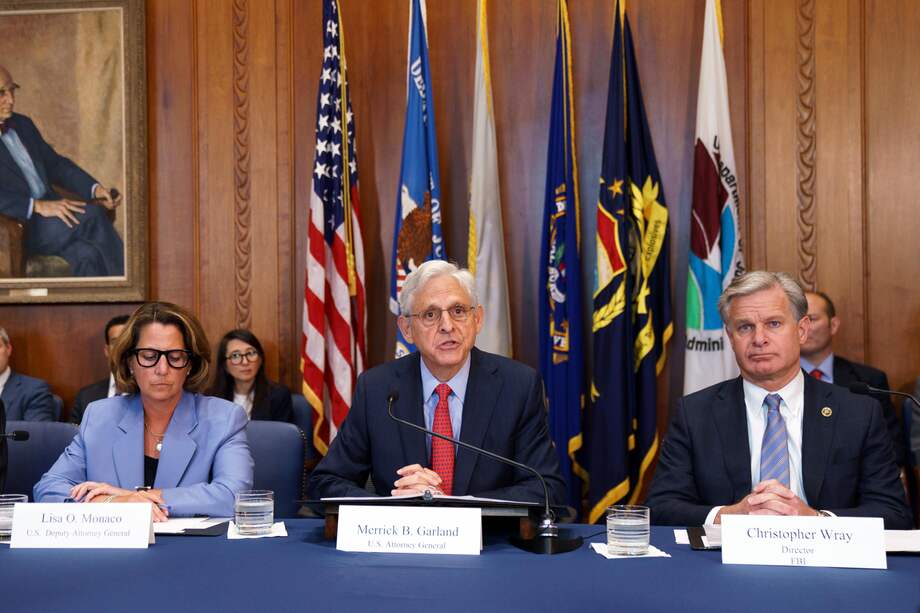 El fiscal general de Estados Unidos, Merrick Garland, con la fiscal general adjunta, Lisa Monaco, y el director del FBI, Christopher Wray, durante una reunión del "Grupo de Trabajo sobre Amenazas Electorales" del Departamento de Justicia estadounidense.