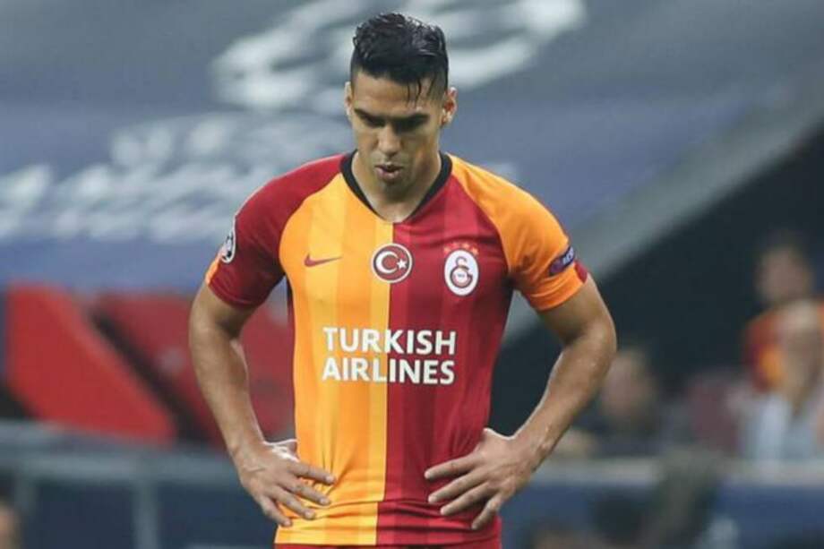 El delantero colombiano Radamel Falcao García, que apenas regresaba de una lesión, volvió a sufrir problemas físicos.