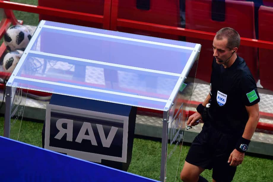 El VAR será utilizado en la Champions desde los octavos de final. / AFP