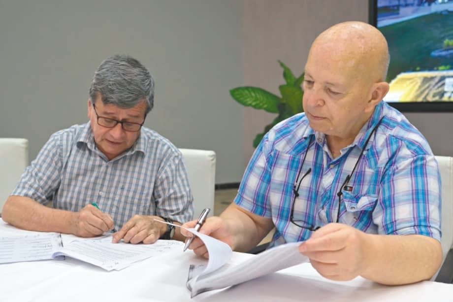 Pablo Beltrán, por el ELN, y Otty Patiño, por el Gobierno, firman varios de los acuerdos alcanzados. / Oficina del Alto Comisionado para la Paz