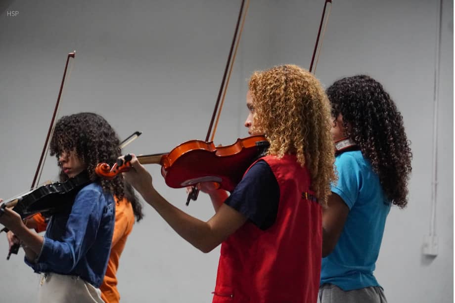 El primer puesto se lo llevó el Semillero Orquestal Binacional Sin Fronteras, que presentó el proyecto “Melodías de Esperanza: La Música como Herramienta de Resiliencia y Puente de Integración para la Defensa de los Derechos Humanos de Niños, Niñas y Adolescentes”.