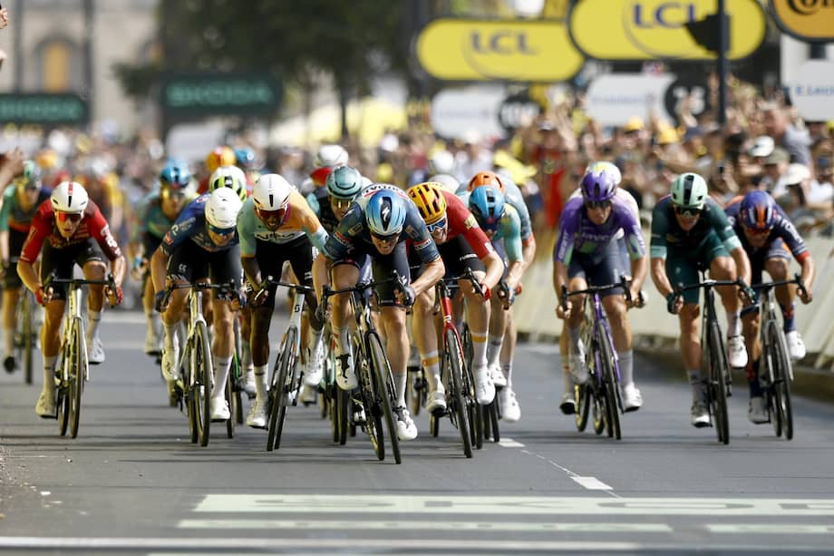 El belga Tim Merlier del equipo Soudal Quick-Step cruzando de primero la línea de meta en la séptima etapa de Tour de Francia 2026.