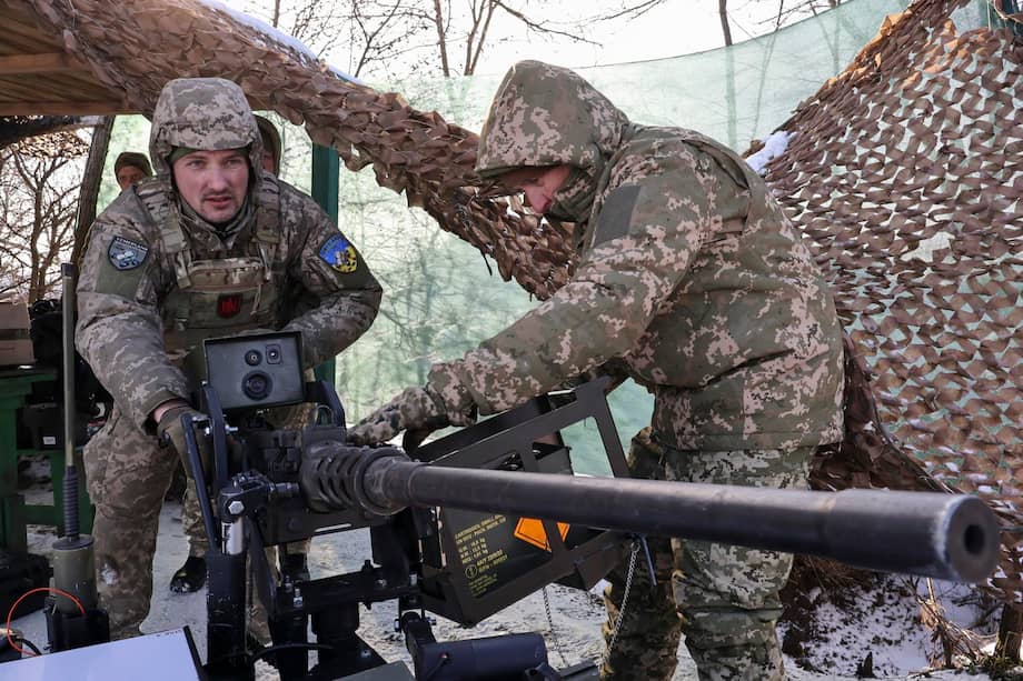 Militares ucranianos prueban un dron terrestre de combate armado con una ametralladora Browning M2 de 12,7 mm, durante su entrenamiento en la región de Zaporizhia, Ucrania.