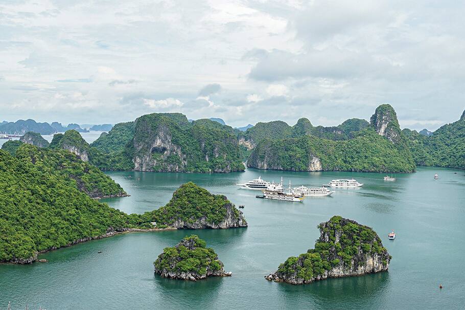 La Bahía de Ha Long es conocida por sus aguas color esmeralda y sus miles de altas islas de piedra caliza.