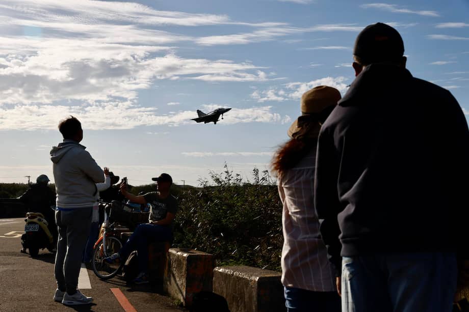 Un avión de la Fuerza Aérea de Taiwán despega de la base de Hsinchu, Taiwán, en reacción al despliegue de China.
