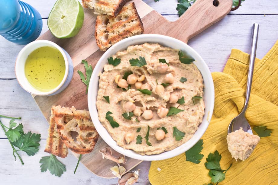 Disfruta este hummus de garbanzo con pan naan, nachos o galletas para saborear.
