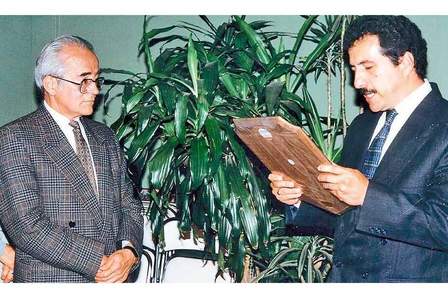 Uno de los tantos reconocimientos que recibió el lingüista José Joaquín Montes Giraldo (izq.). / Cortesía diario La Patria