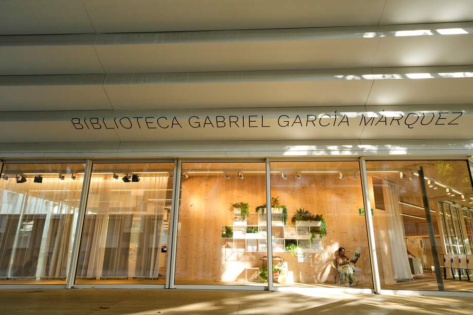 ¿Qué hace especial una biblioteca para que pueda considerarse la mejor del mundo? Los fondos, el ambiente, su arquitectura ... una mezcla de ese "todo" que ofrece la Gabriel García Márquez de Barcelona, en la imagen, que opta a la Mejor Biblioteca Pública de 2023, galardón internacional que reconoce el trabajo y ambición de estos espacios de promoción de lectura y pensamiento.