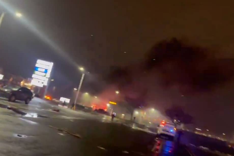 Un avión se estrelló contra una zona residencial en Filadelfia, Pensilvania.