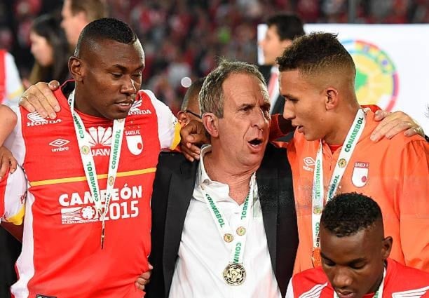 Gerardo Pelusso celebra junto a los jugadores Héctor Urrego y Francisco Meza.