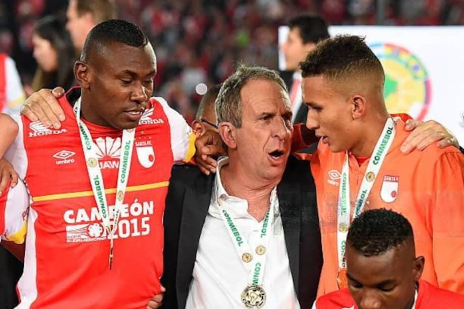 Gerardo Pelusso celebra junto a los jugadores Héctor Urrego y Francisco Meza.