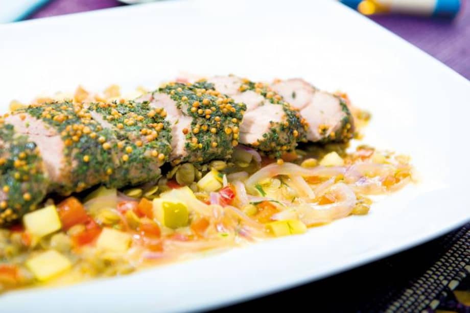 Lomo fino de cerdo con costra de hierbas sobre lentejas