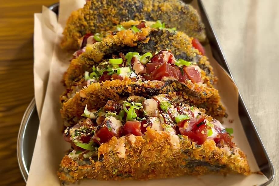 Estos tacos de sushi de atún crujientes so una innovación culinaria imperdible para el paladar.