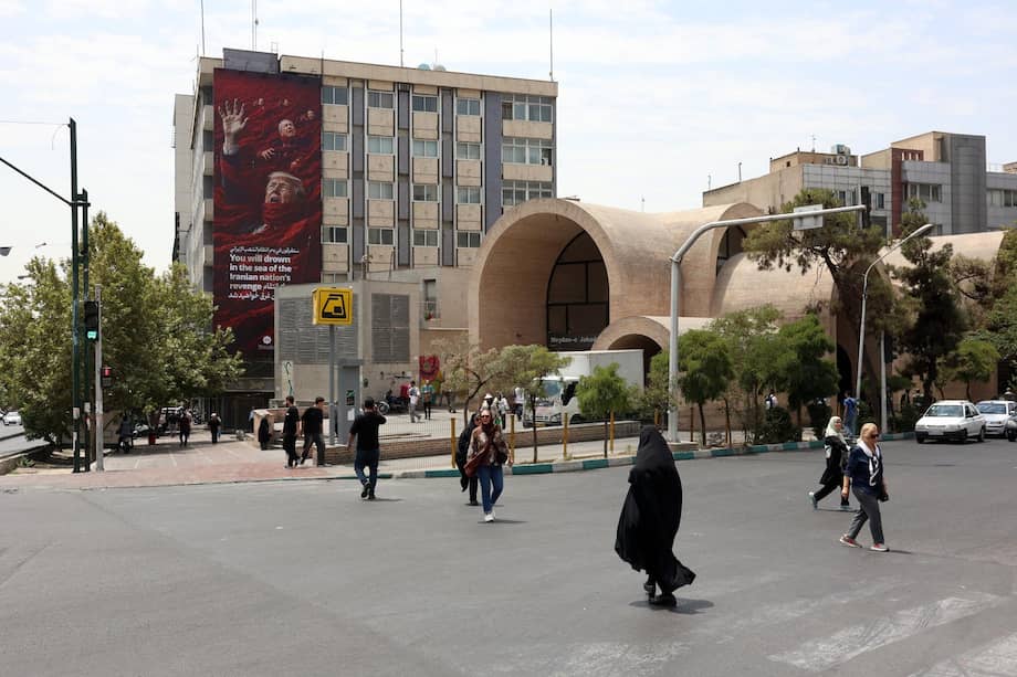 Iraníes caminan junto a una valla publicitaria antiestadounidense e israelí con la imagen del presidente estadounidense Trump y el primer ministro israelí Benjamin Netanyahu en una calle de Teherán, Irán, el 20 de julio de 2026.