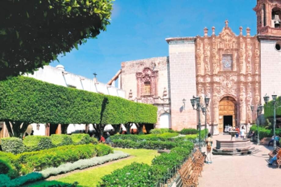 La fachada neogótica de la parroquia de San Miguel Arcángel fue diseñada por el albañil local Ceferino Gutiérrez en el siglo XVII. / Latin News XXI