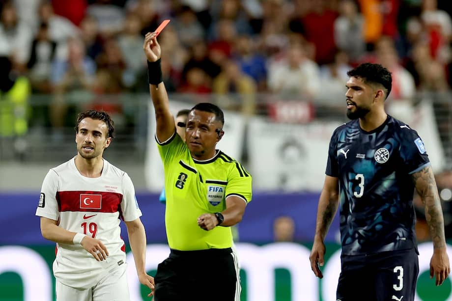 Ivan Arcides Barton Cisneros le muestra la tarjeta roja a Miguel Almirón.