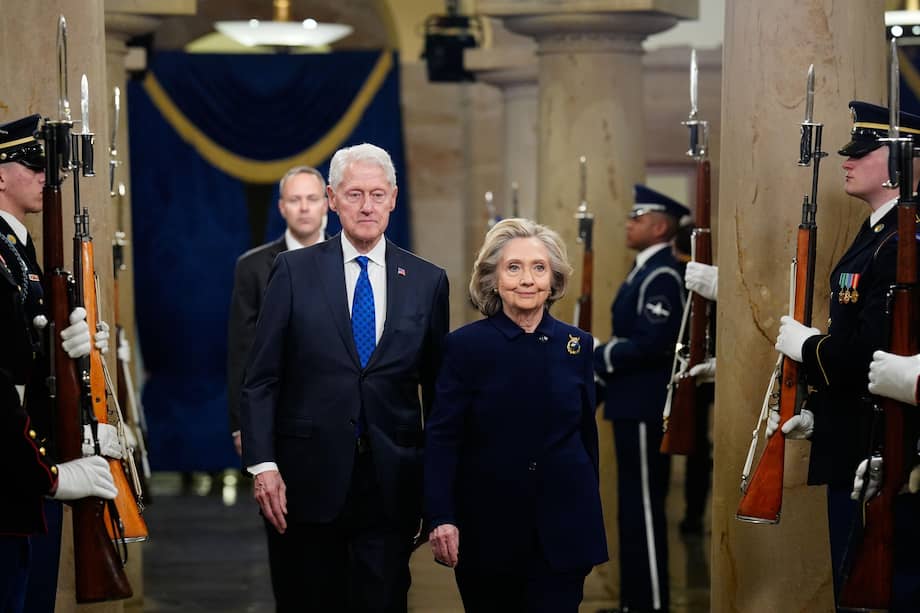 El expresidente estadounidense Bill Clinton y la exsecretaria de Estado, Hillary Clinton, durante la ceremonia de investidura presidencial de 2025 en Washington.