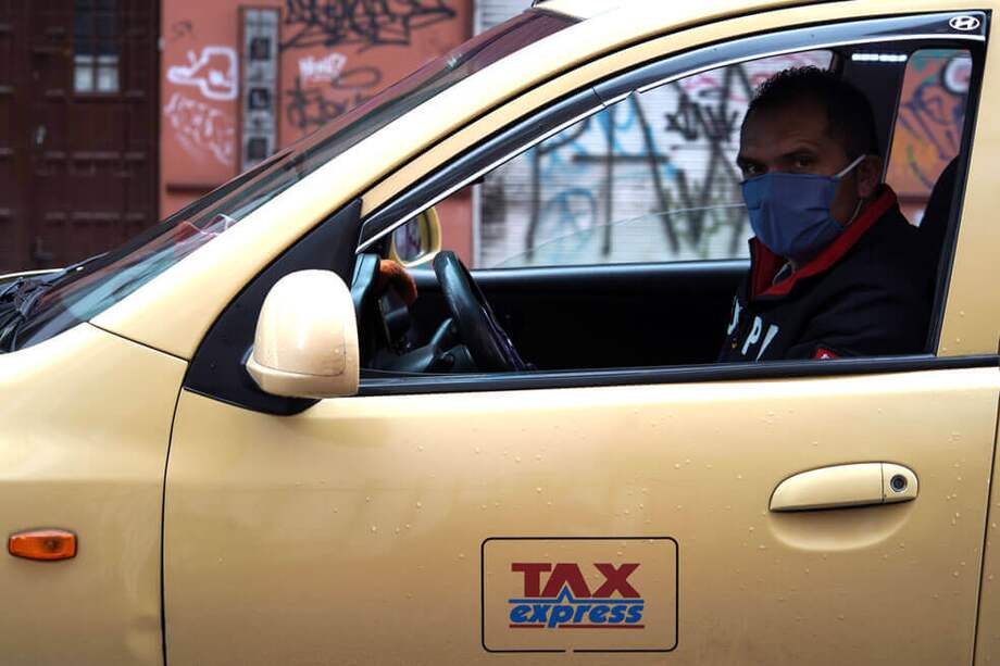 El uso del tapabocas y el gel antibacterial ha sido indispensable para los taxistas durante la cuarentena. / Archivo El Espectador