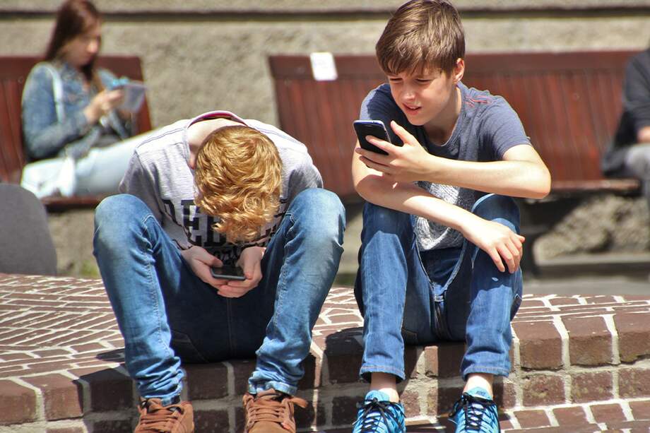 La salud mental de los jóvenes se ve afectada por su exposición a las redes sociales, pero Colombia no está dando esta conversación.