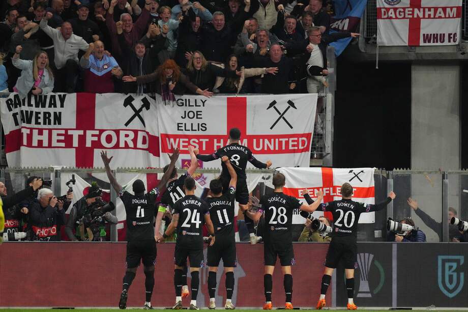 Los jugadores del West Ham y la hinchada celebran el paso a la final de la Conference League.