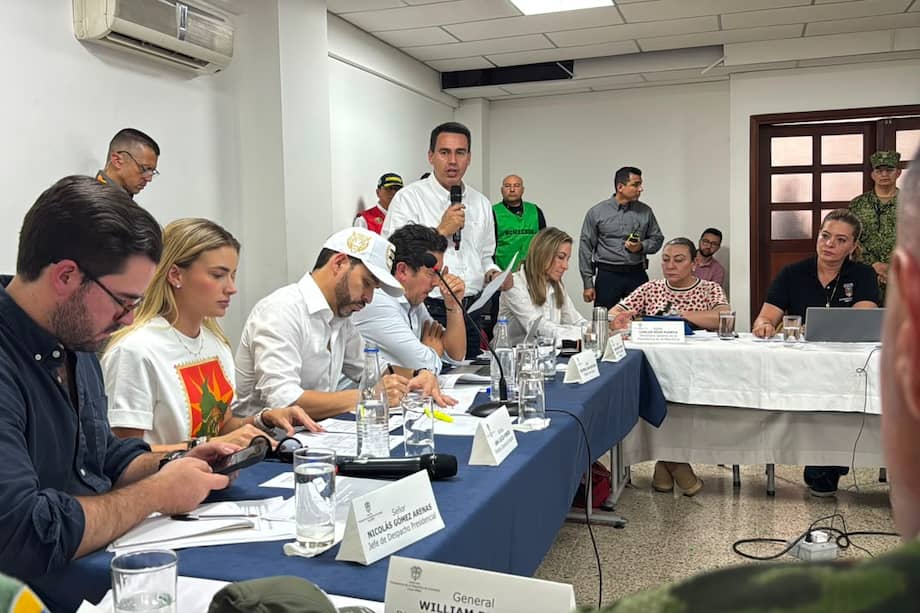 El presidente Abelardo de la Espriella desde el PMU en Manizales. A su lado, Nicolás Arenas (jefe de despacho), Ana Lucía Pineda (primera dama), Rodrigo Lara (ministro del Interior), Jorge Rojas (alcalde de Manizales) y Tatiana Céspedes (esposa del vicepresidente José Manuel Restrepo).