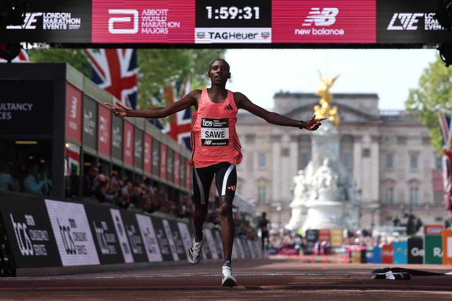 Sabastian Sawe, de Kenya, mientras ganaba la maratón de Londres.