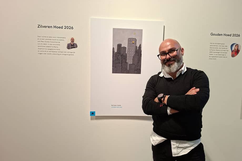 Raúl Zuleta junto a su caricatura con la que obtuvo el Silver Hat, reconocimiento al segunda lugar en el Knokke-Heist Cartoon Festival.