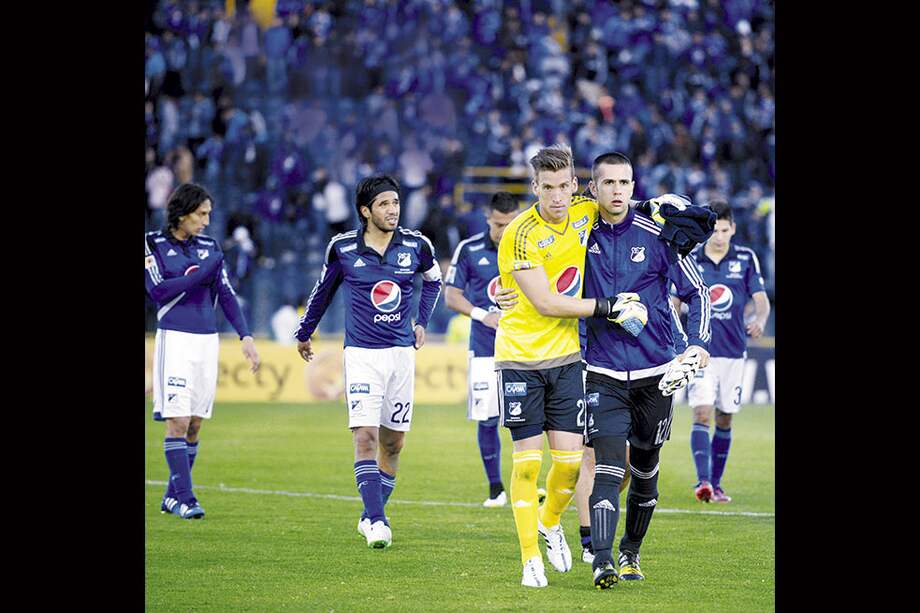 Cabizbajos salieron de la cancha del estadio El Campín los jugadores de Millonarios luego del empate 1-1 ante Equidad, el sábado en la tarde. / Pamela Aristizábal - El Espectador