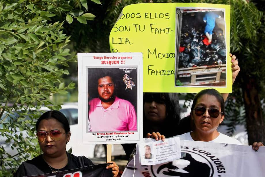 Familiares de desaparecidos en México protestan frente a la morgue de Jalisco. / AFP