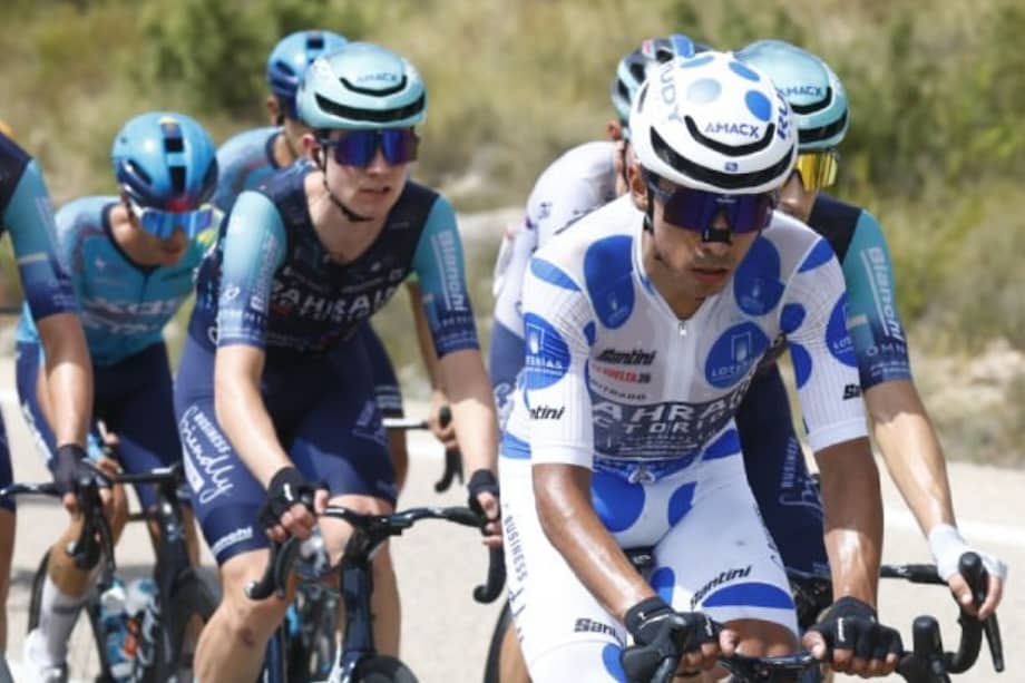 Santiago Buitrago, con la camiseta de lunares azules, es el líder de la montaña.