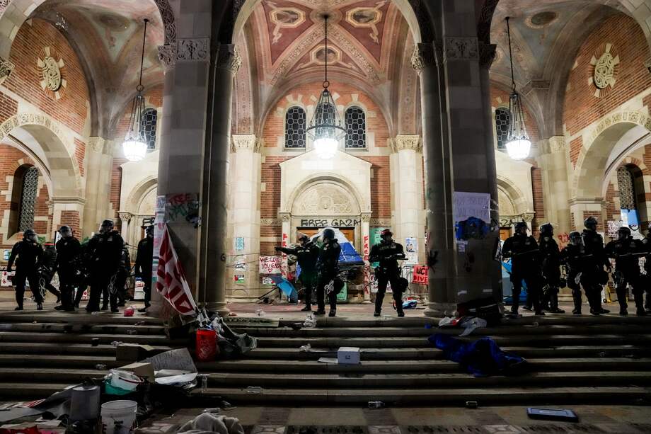 Agentes de policía desalojan el campamento de manifestantes propalestinos en el campus de la Universidad de California en Los Ángeles (UCLA) en Los Ángeles, California, EE. UU., el 2 de mayo de 2024.