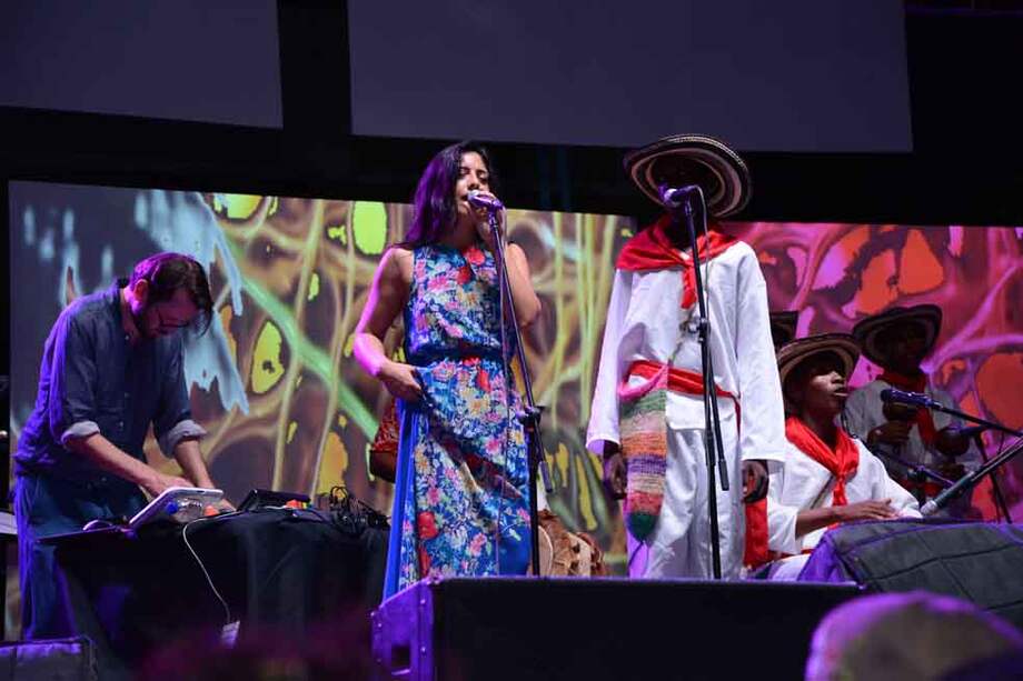 : El concierto de inauguración presentó un proyecto de fusión de música electrónica, porro, cumbia y sonidos de la naturaleza. En el centro, la cantante Carolina Riaño. / Cortesía – Sinfonía Trópico