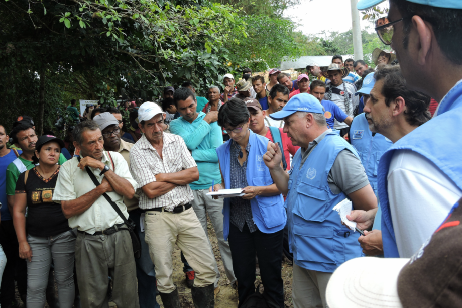El coronel uruguayo Fernando Fleitas hablando con la comunidad en el reconocimiento de la zona veredal de Caño Indio en el Catatumbo. / Fotos: Misión ONU Colombia.