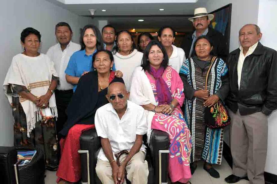 Delegación de la comunidad wayuu de Bahía Portete que estuvo en Bogotá adelantando reuniones con el Gobierno para su retorno, que sería a finales de este año. / Gustavo Torrijos