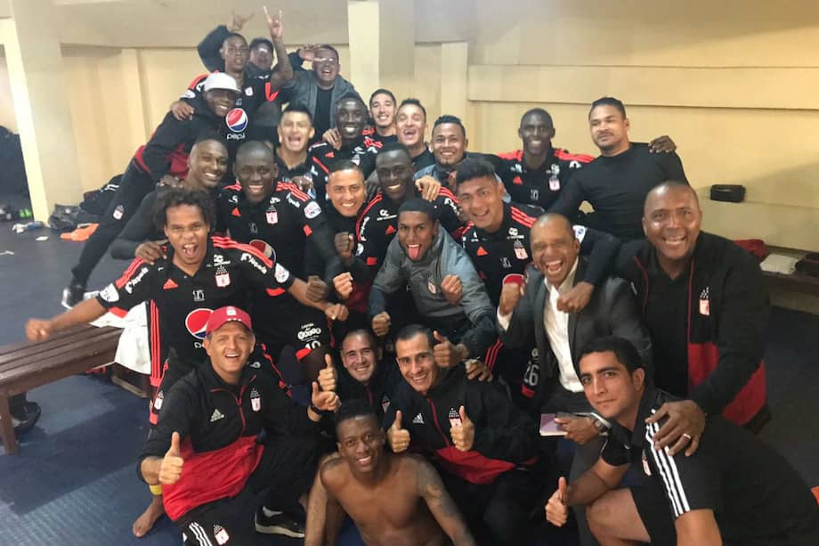 El plantel del América celebra en el vestuario tras clasificarse a las semifinales de la Liga Águila. / @AmericadeCali