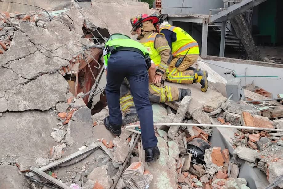 Imagen Bomberos La Estrella. Empresa JM Estrada, estructura impactada por la volqueta.