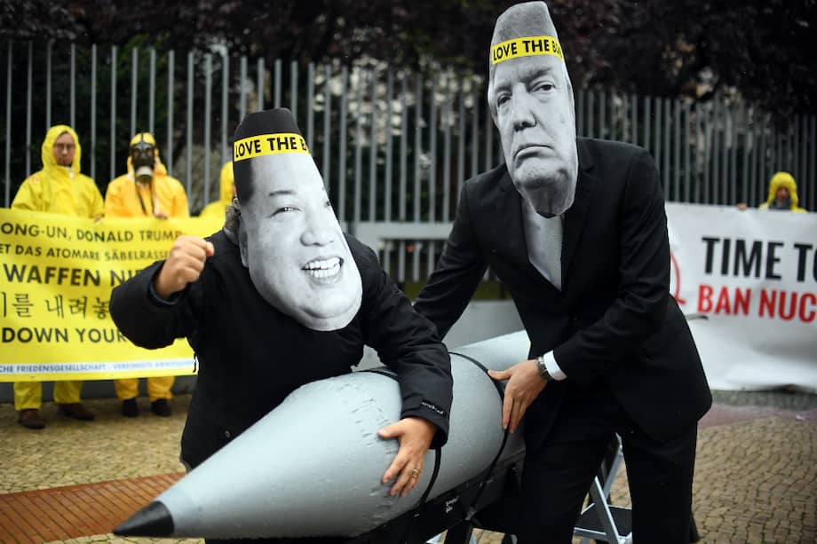 Foto tomada el 13 de septiembre de 2017 muestra a activistas de la campaña internacional para abolir las armas nucleares (ICAN) con máscaras del presidente de EE.UU. Donald Trump (izq.) y el líder de Corea del Norte Kim Jong-un. / AFP
