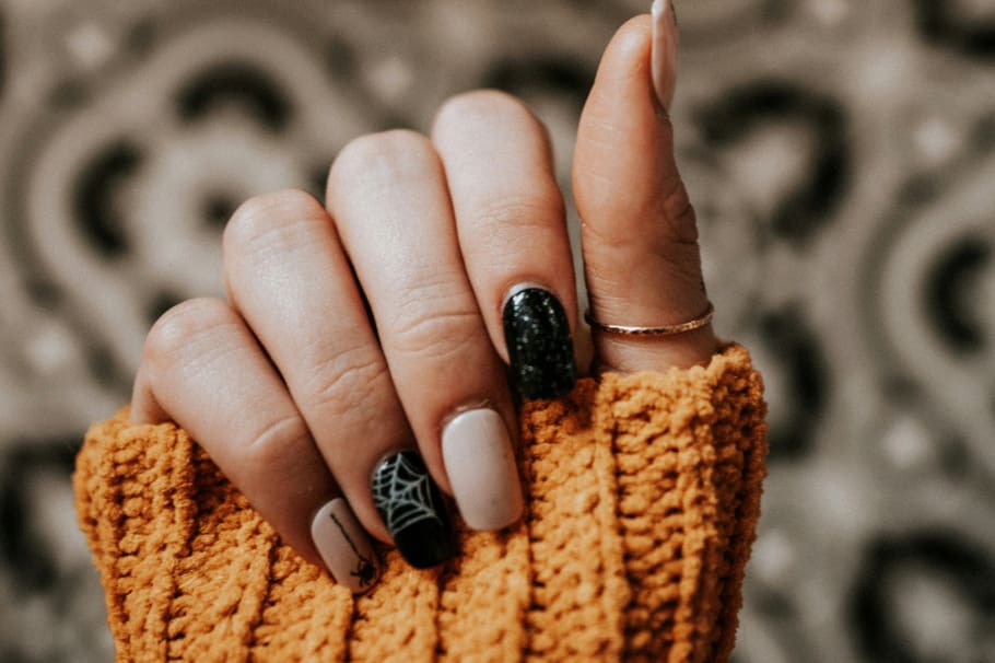 ¿Ya estás pensando en tu próxima manicure? Con la llegada de Halloween estas ideas acordes a la temática, pero elegantes, te podrían gustar.