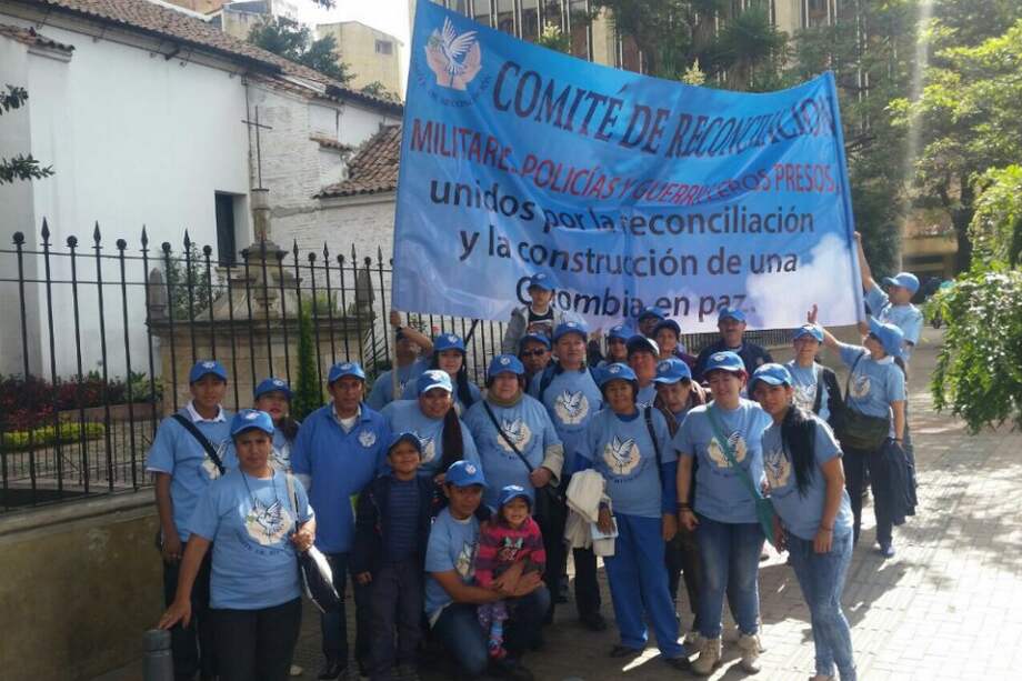 Familiares de los guerrilleros, militares y policías presos hicieron un plantón en favor de la propuesta enviada a la mesa de diálogos de paz. / Cortesía